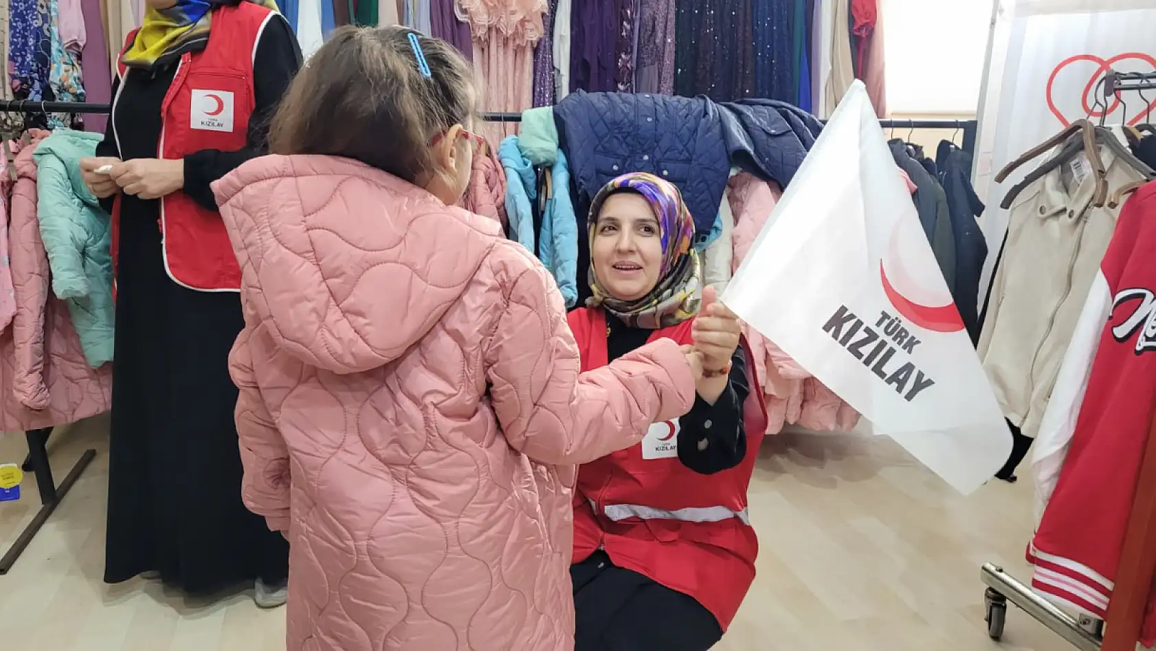 Kızılaydan çocuklara kışlık destek