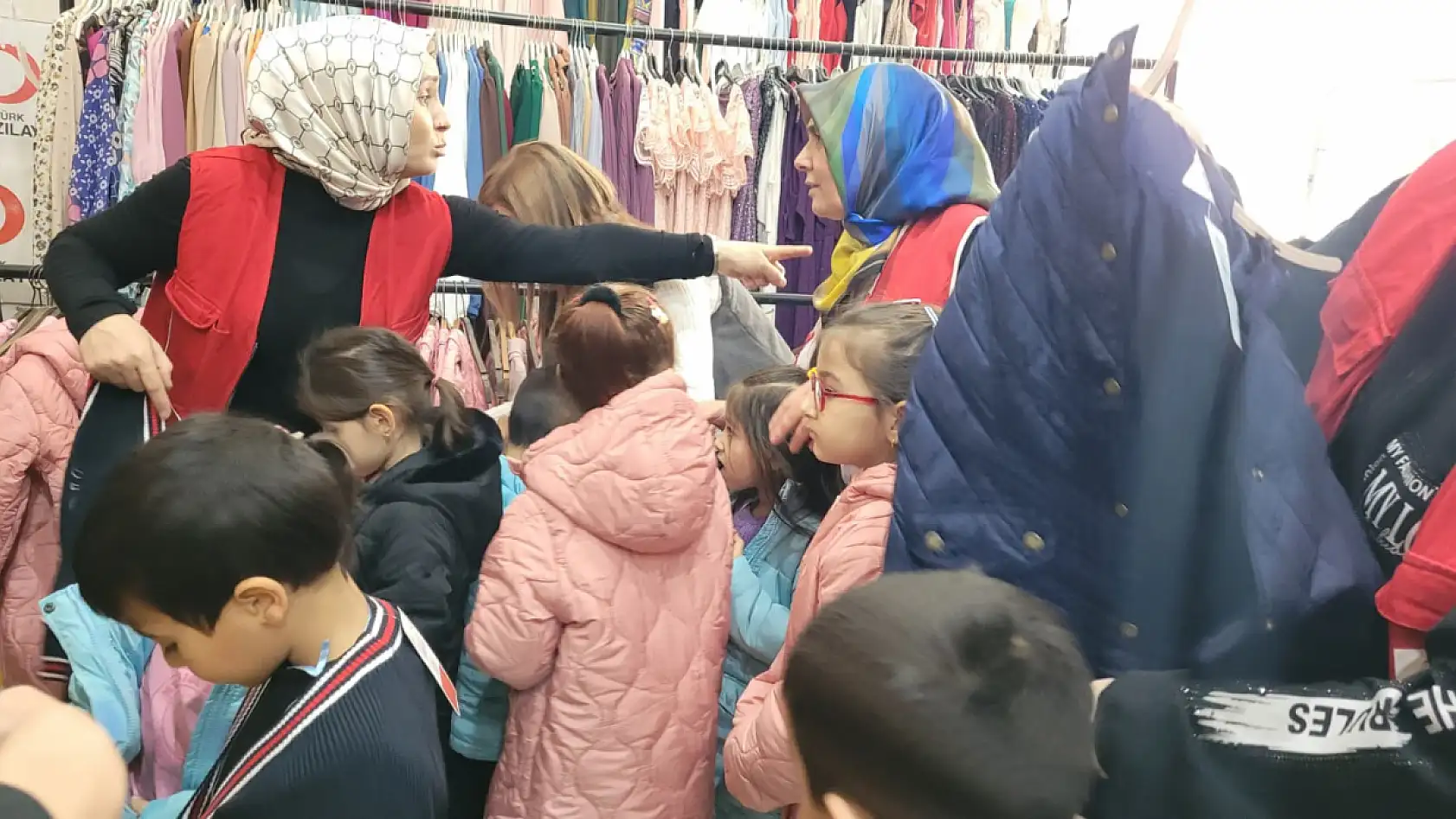 Kızılaydan çocuklara kışlık destek