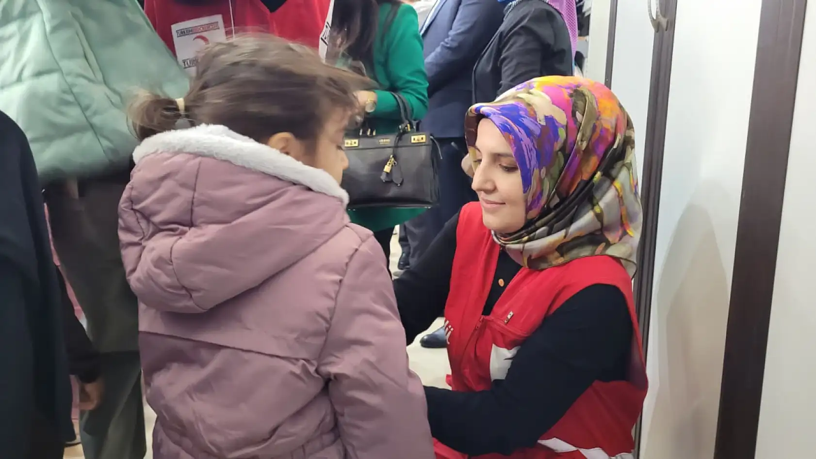 Kızılaydan çocuklara kışlık destek