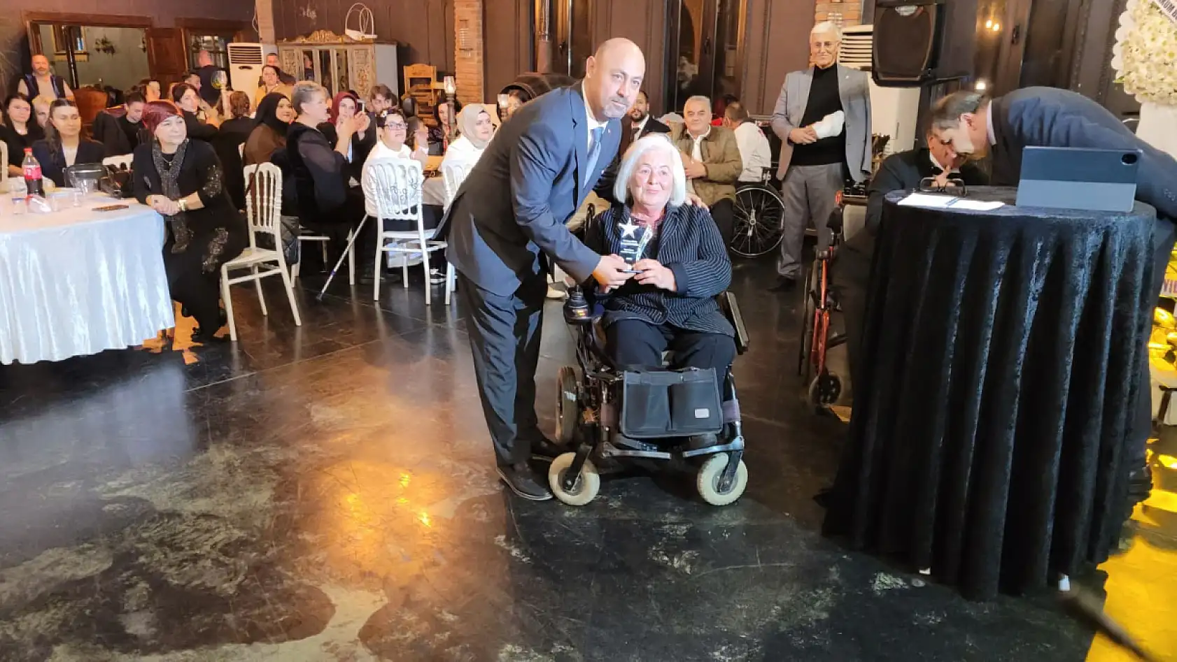 Samsun'da engelleri aşan başarılar ödüllendirildi