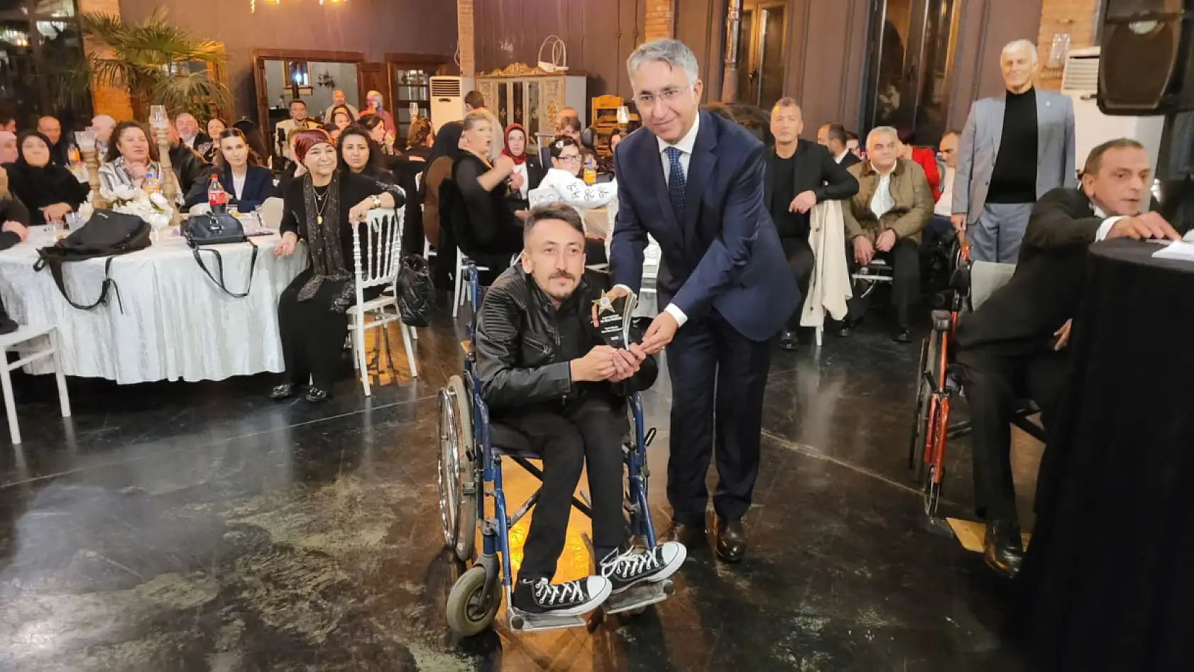 Samsun'da engelleri aşan başarılar ödüllendirildi