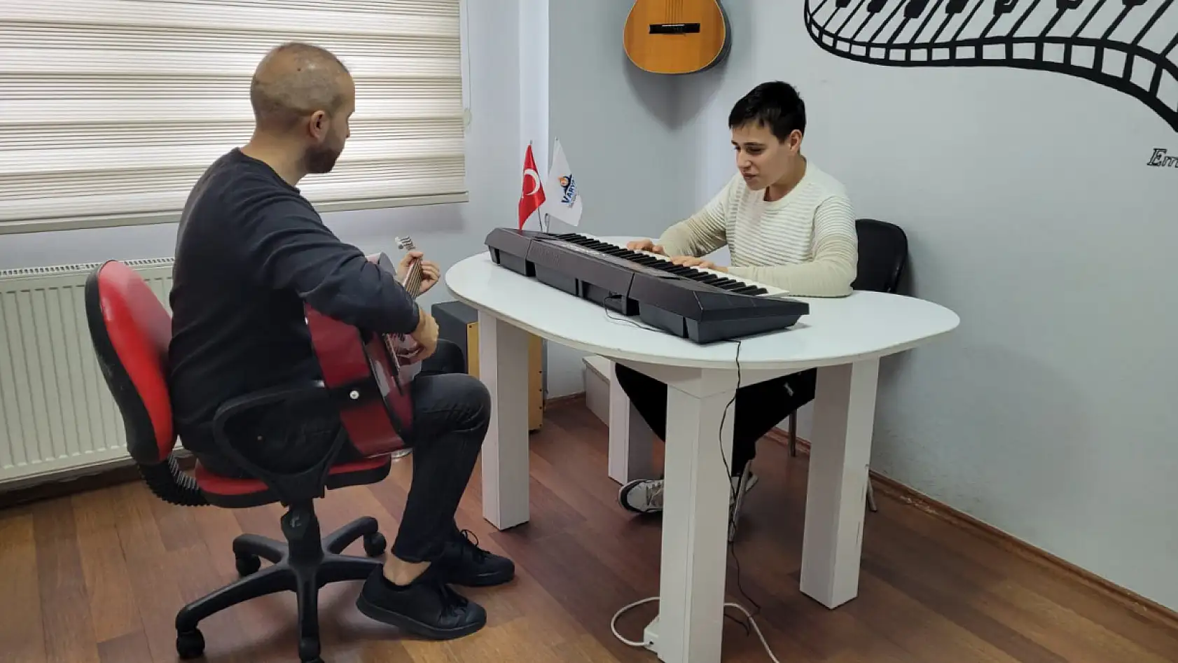 Otizmli Tarık Arda dünyasını müzikle renklendiriyor