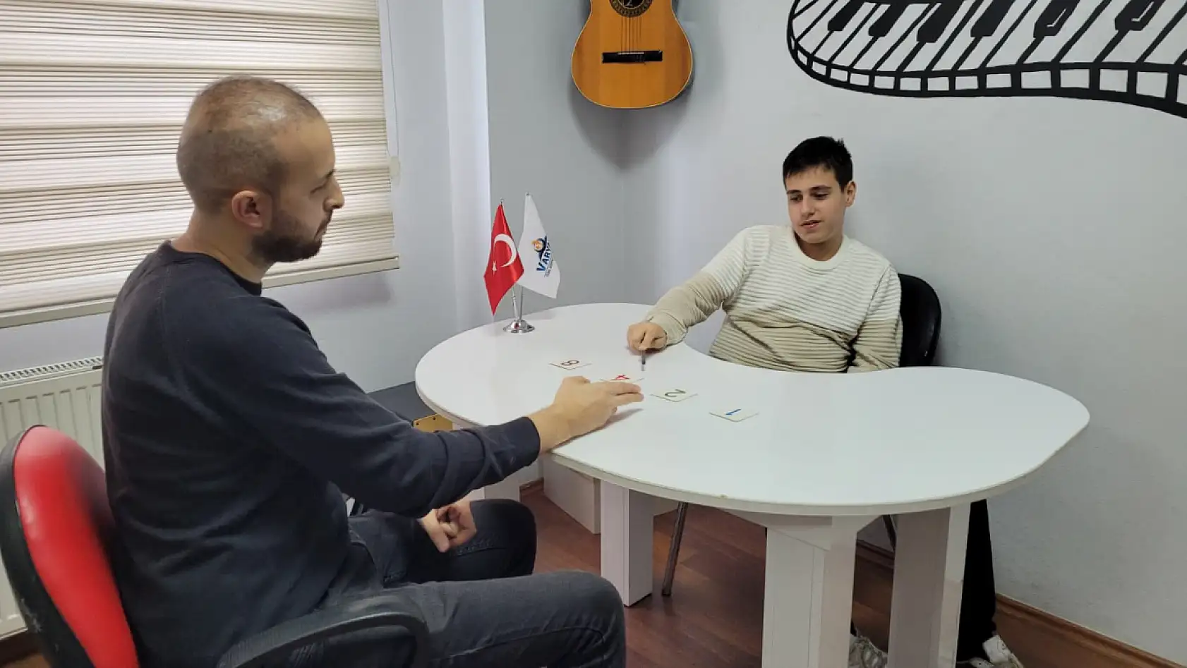 Otizmli Tarık Arda dünyasını müzikle renklendiriyor