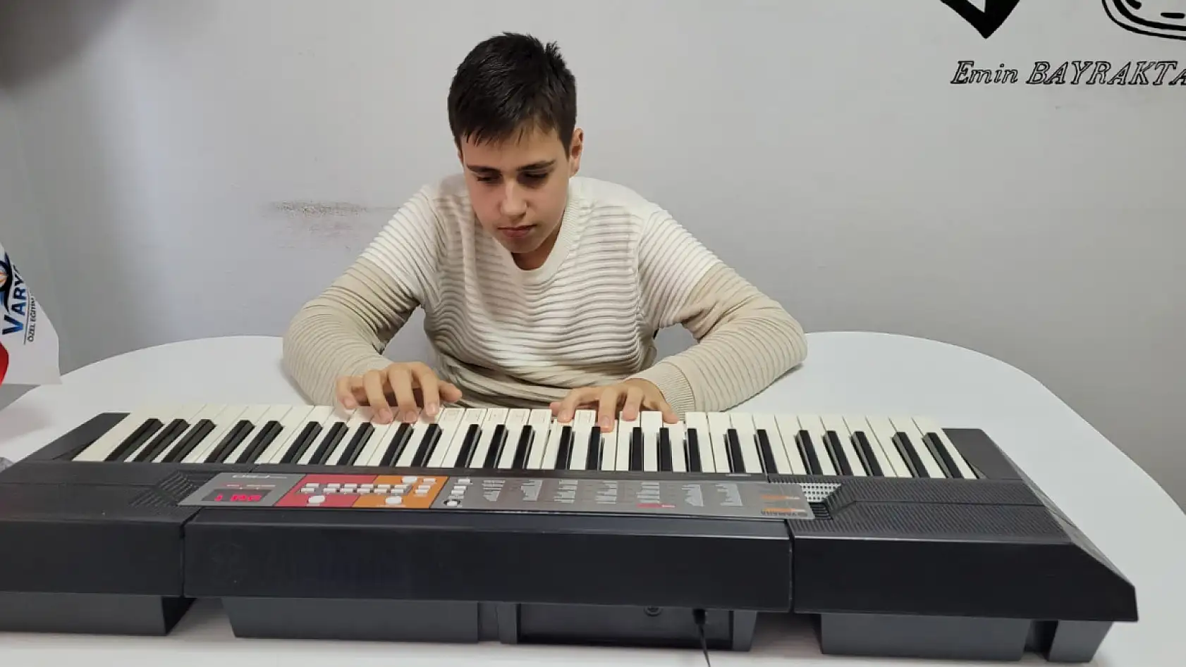 Otizmli Tarık Arda dünyasını müzikle renklendiriyor