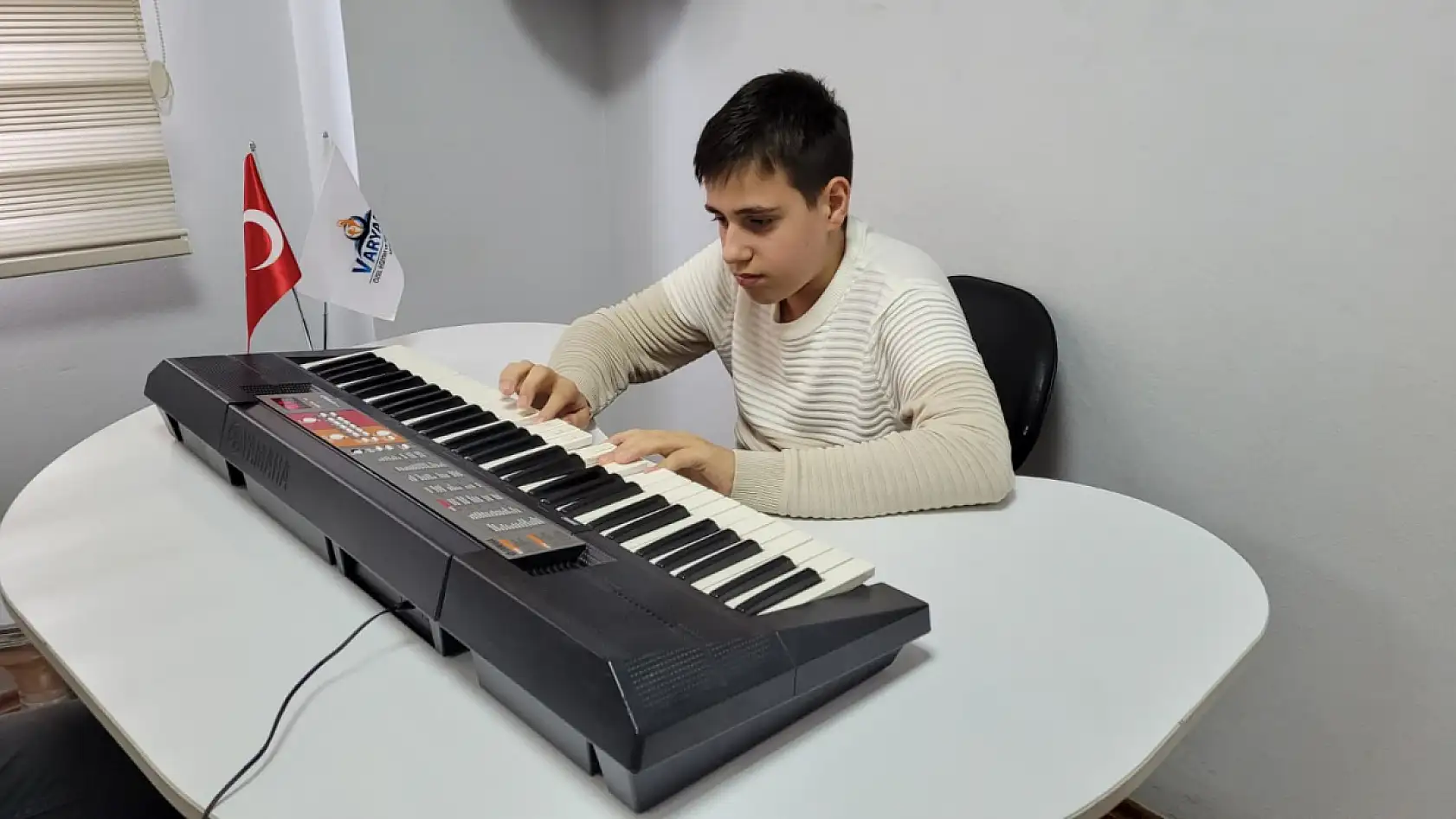 Otizmli Tarık Arda dünyasını müzikle renklendiriyor