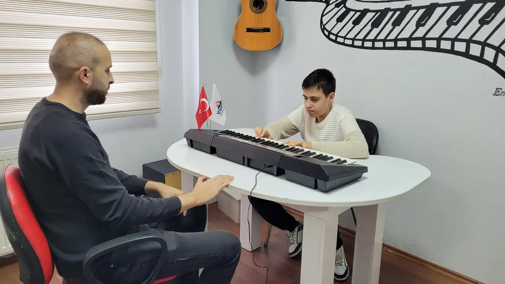 Otizmli Tarık Arda dünyasını müzikle renklendiriyor