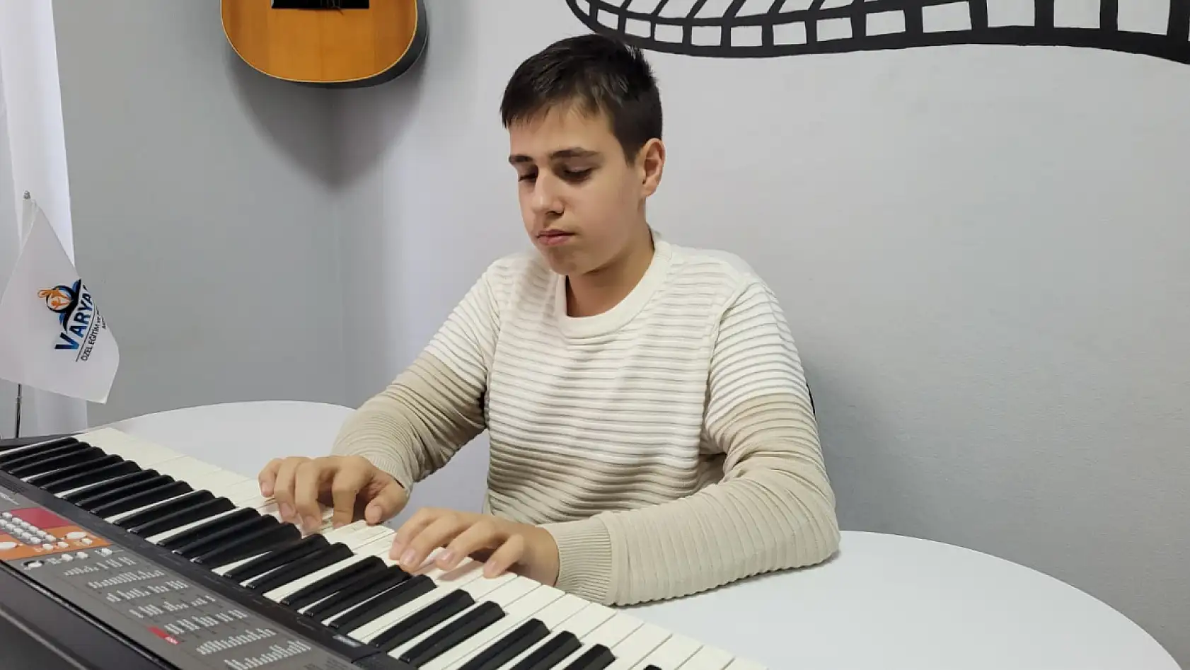 Otizmli Tarık Arda dünyasını müzikle renklendiriyor