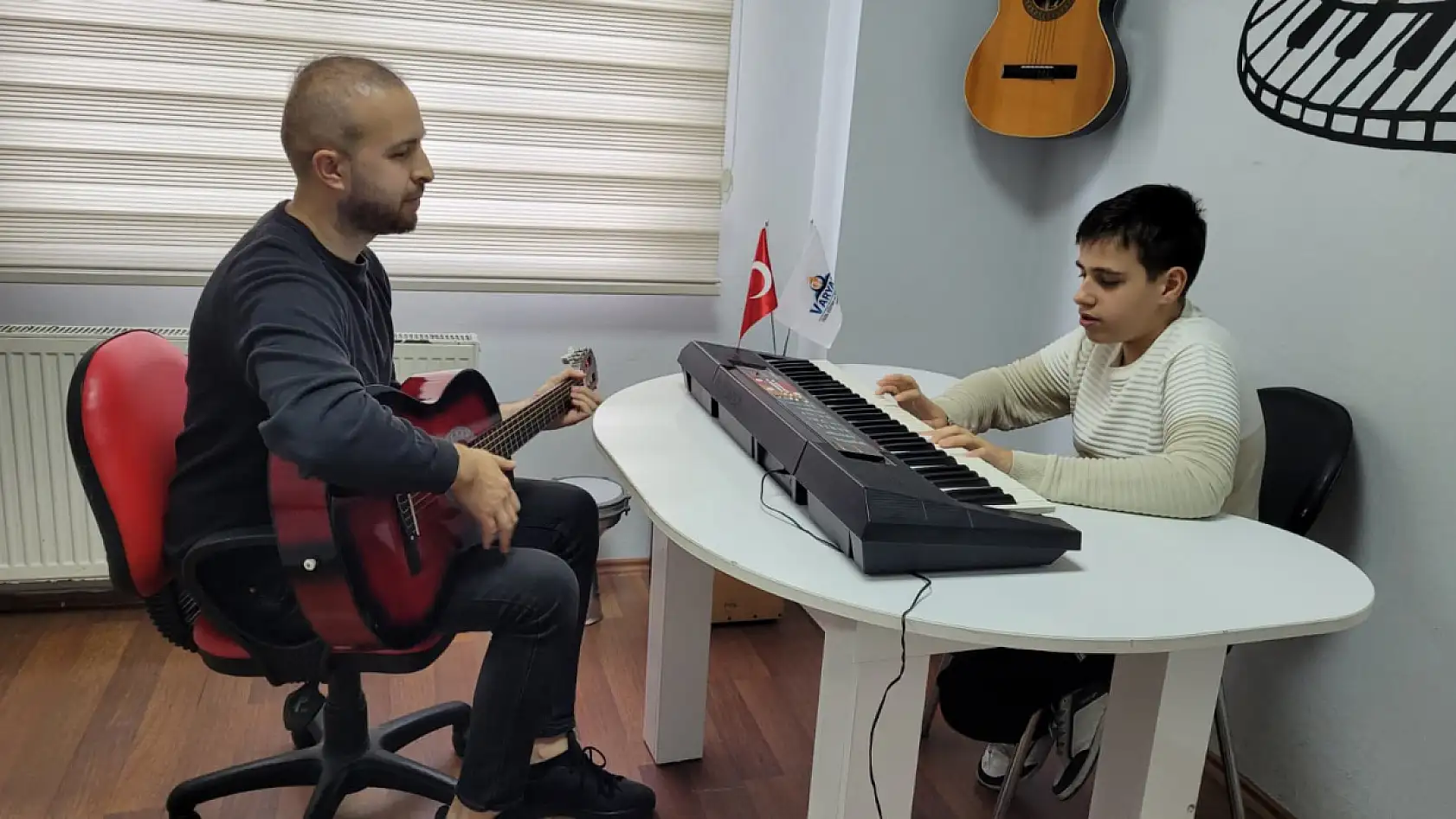 Otizmli Tarık Arda dünyasını müzikle renklendiriyor