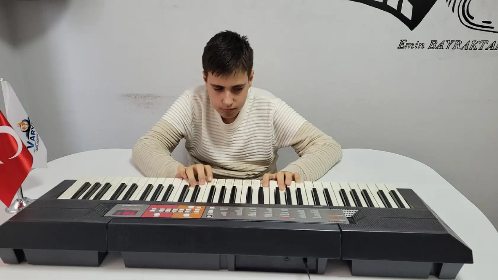 Otizmli Tarık Arda dünyasını müzikle renklendiriyor