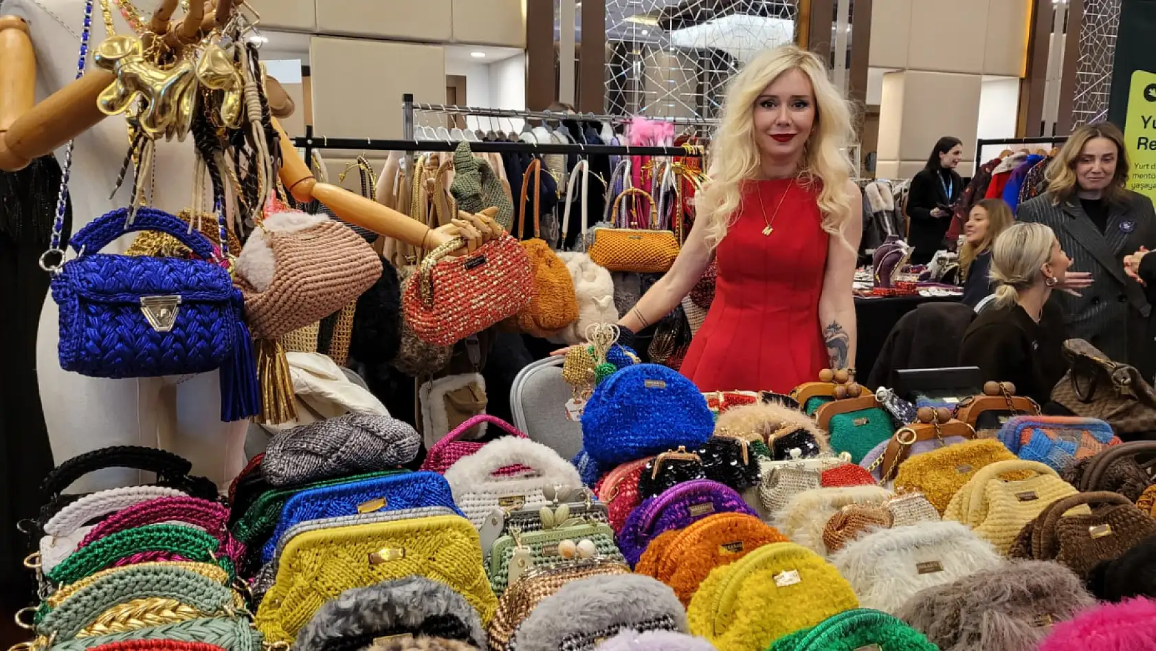 El emeği çantalar üniversite öğrencilerine destek oluyor