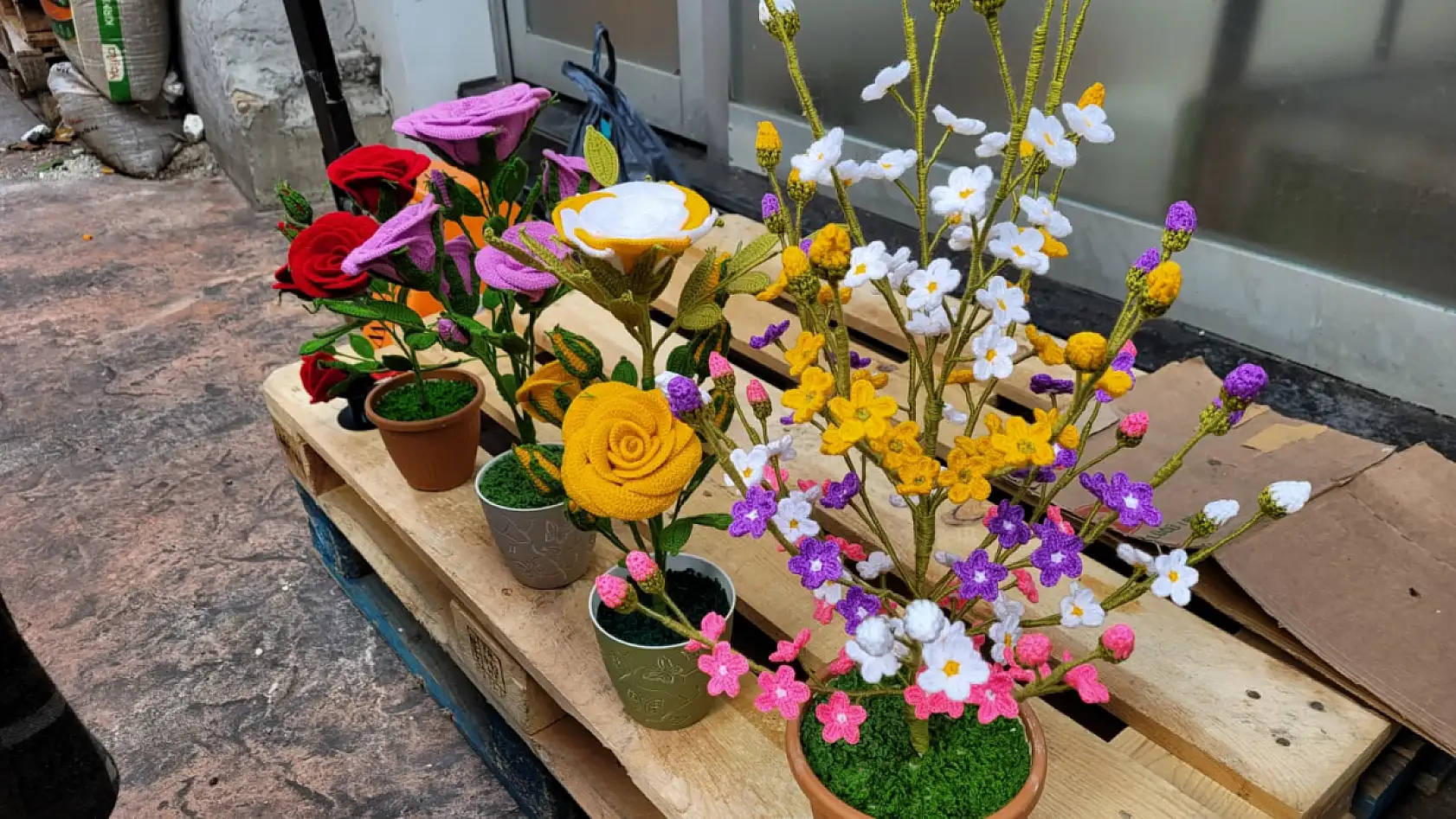 İlmek ilmek solmayan çiçekler örüyor