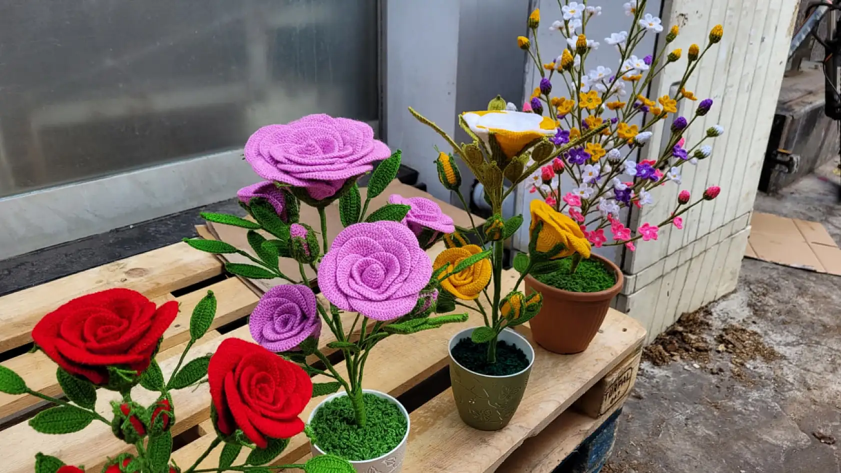 İlmek ilmek solmayan çiçekler örüyor