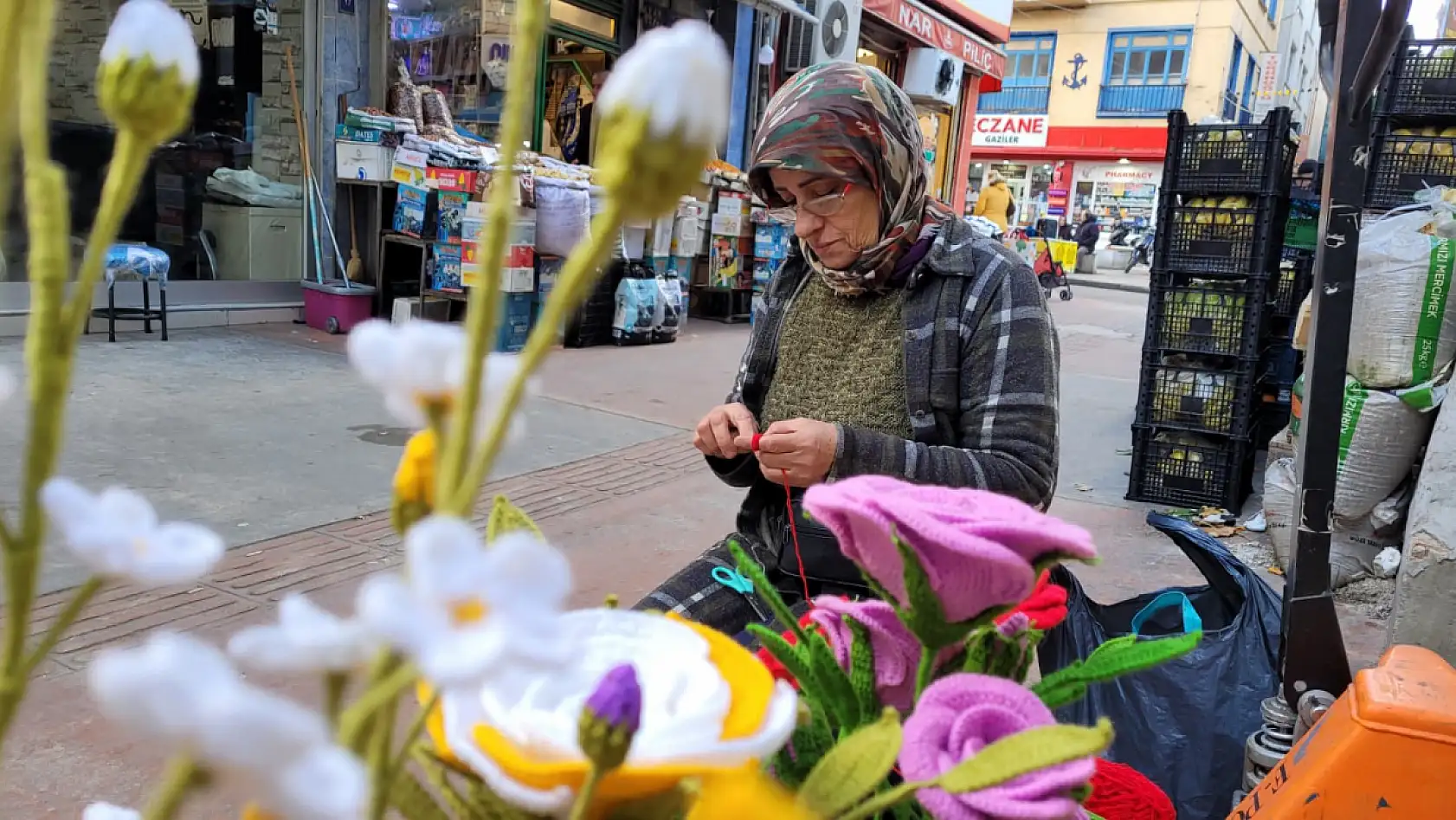 İlmek ilmek solmayan çiçekler örüyor