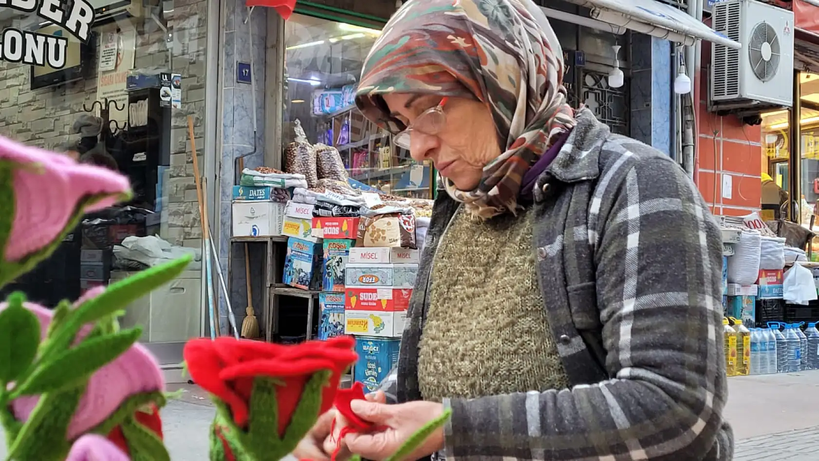 İlmek ilmek solmayan çiçekler örüyor