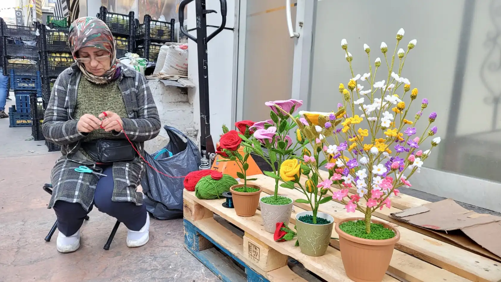 İlmek ilmek solmayan çiçekler örüyor