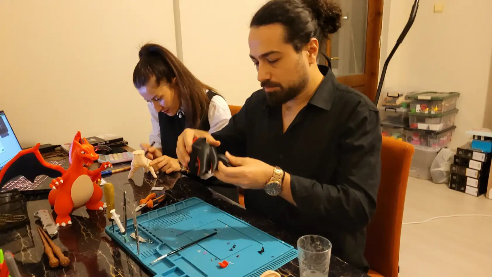 Evin her köşesi oyuncak: 2 bin figürlük koleksiyonlarını 3D yazıcıyla büyütüyorlar