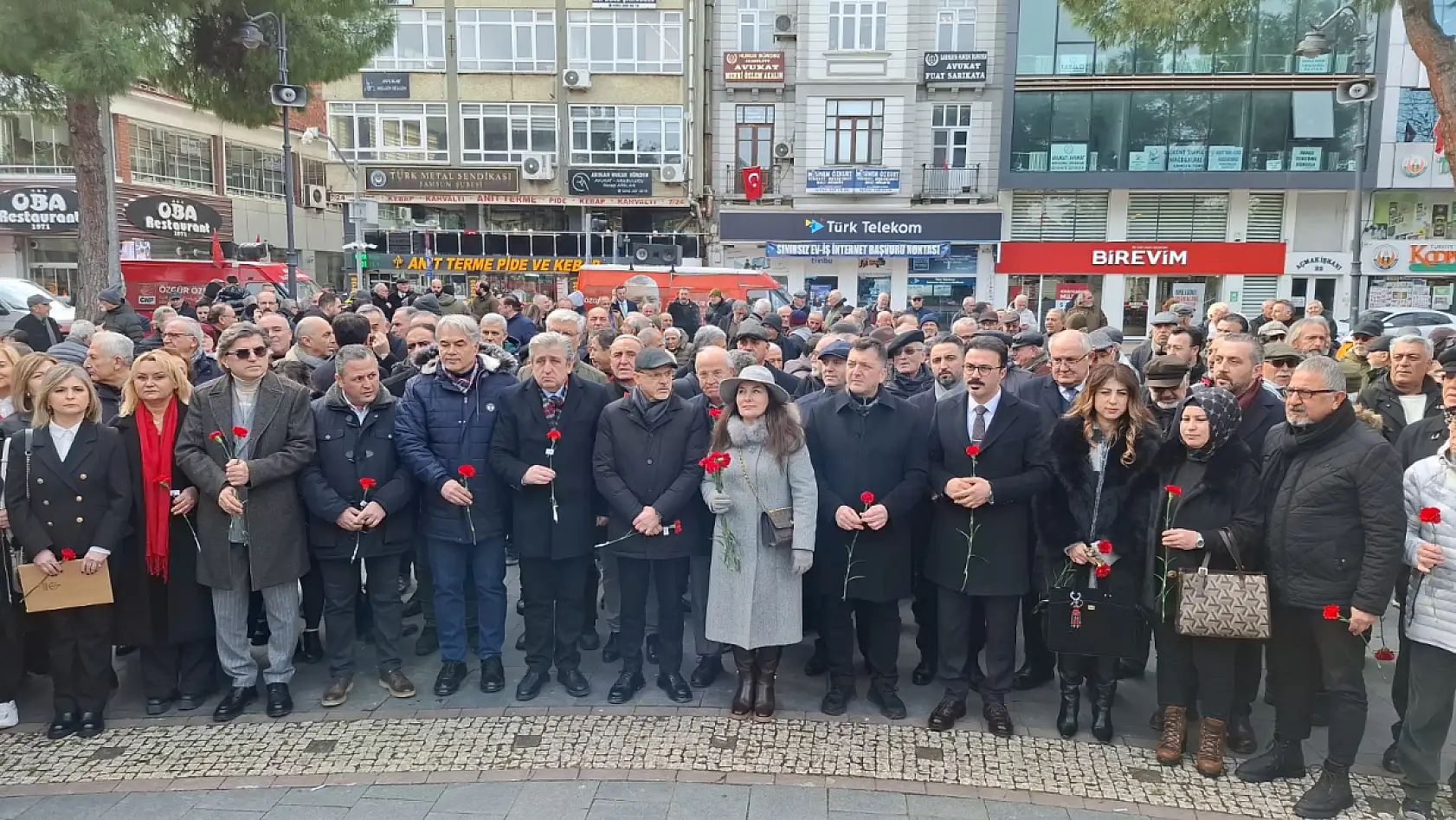 Samsun'da Atatürk Anıtına karanfiller bırakıldı