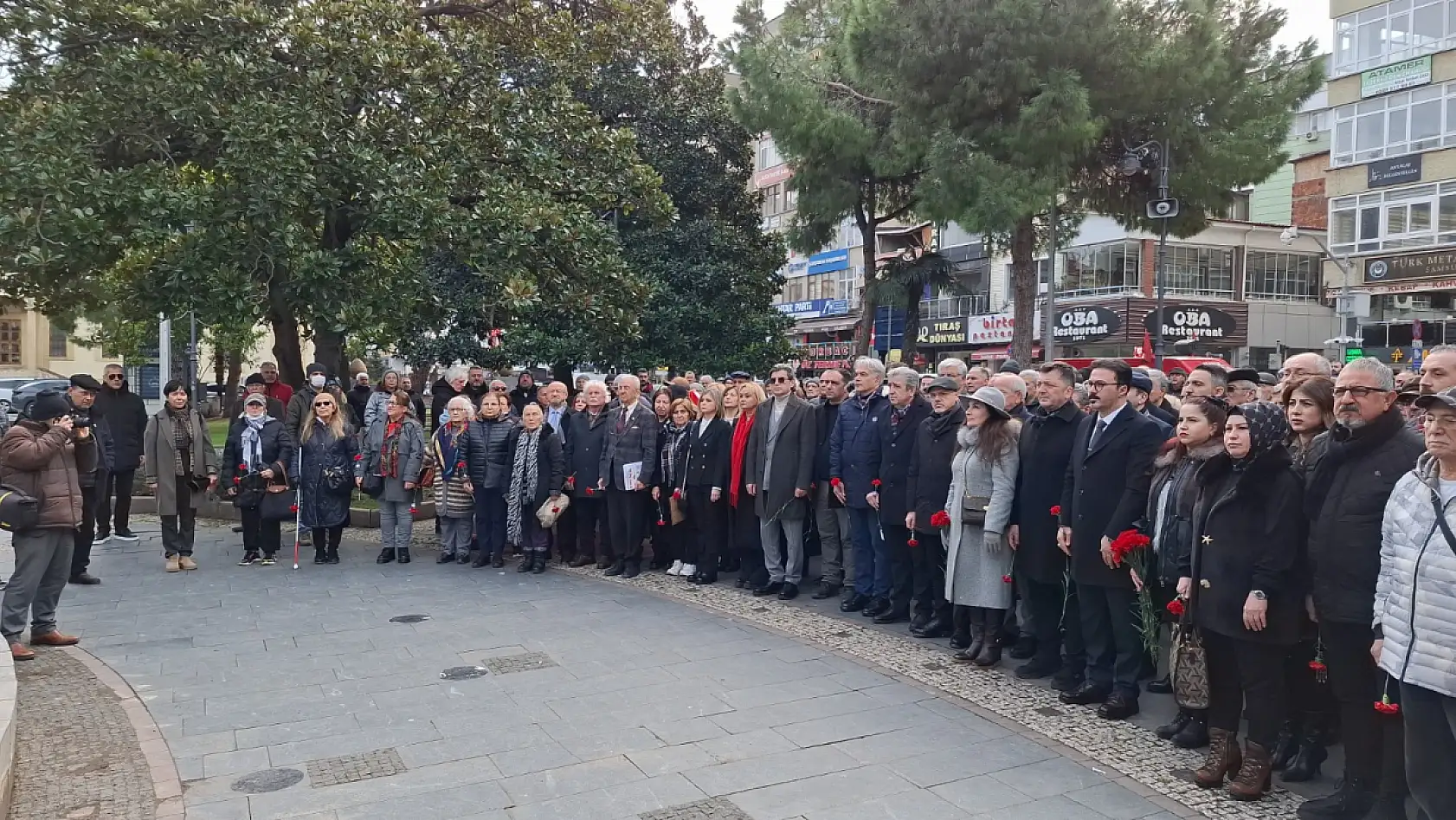 Samsun'da Atatürk Anıtına karanfiller bırakıldı
