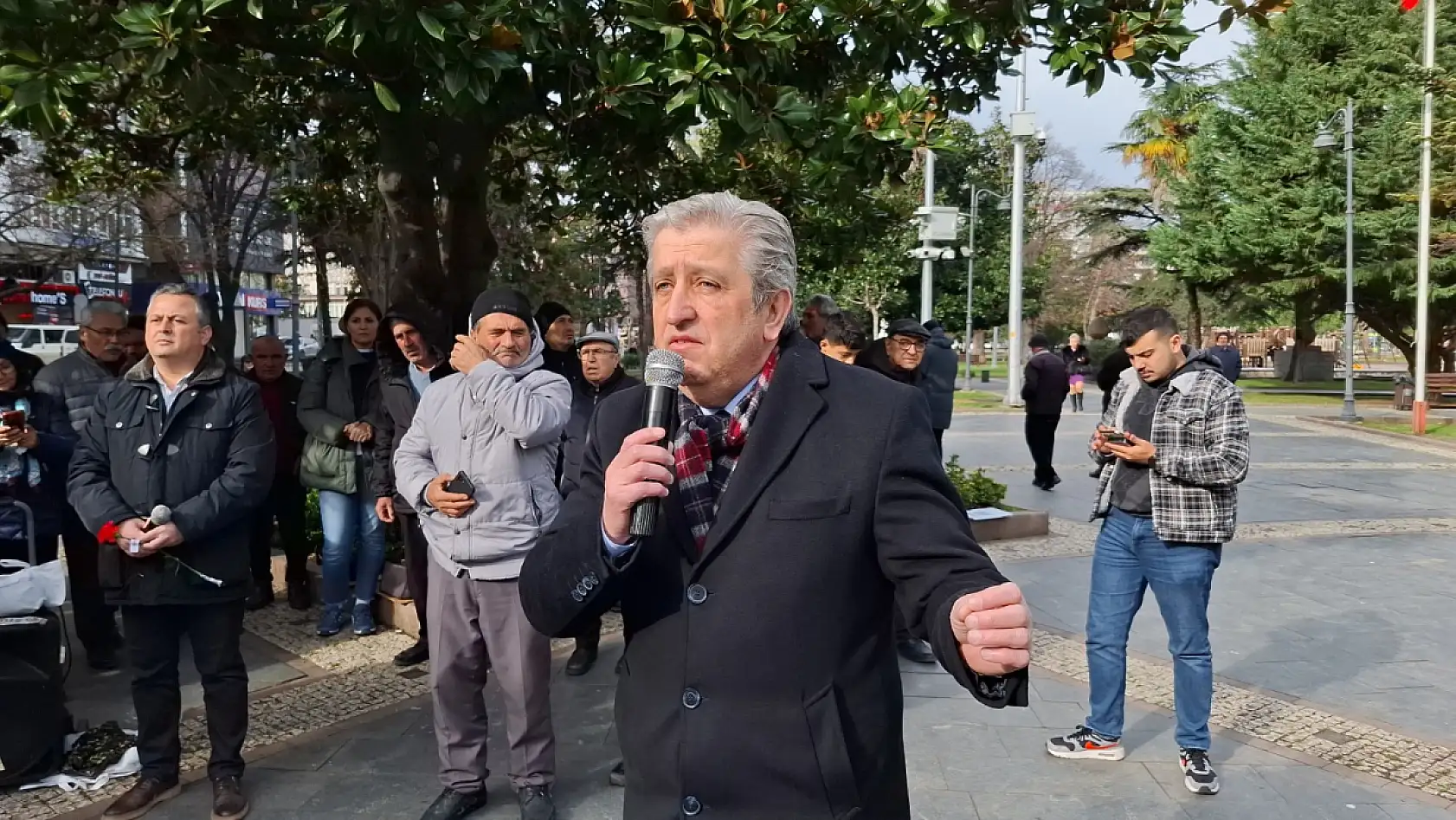 Samsun'da Atatürk Anıtına karanfiller bırakıldı