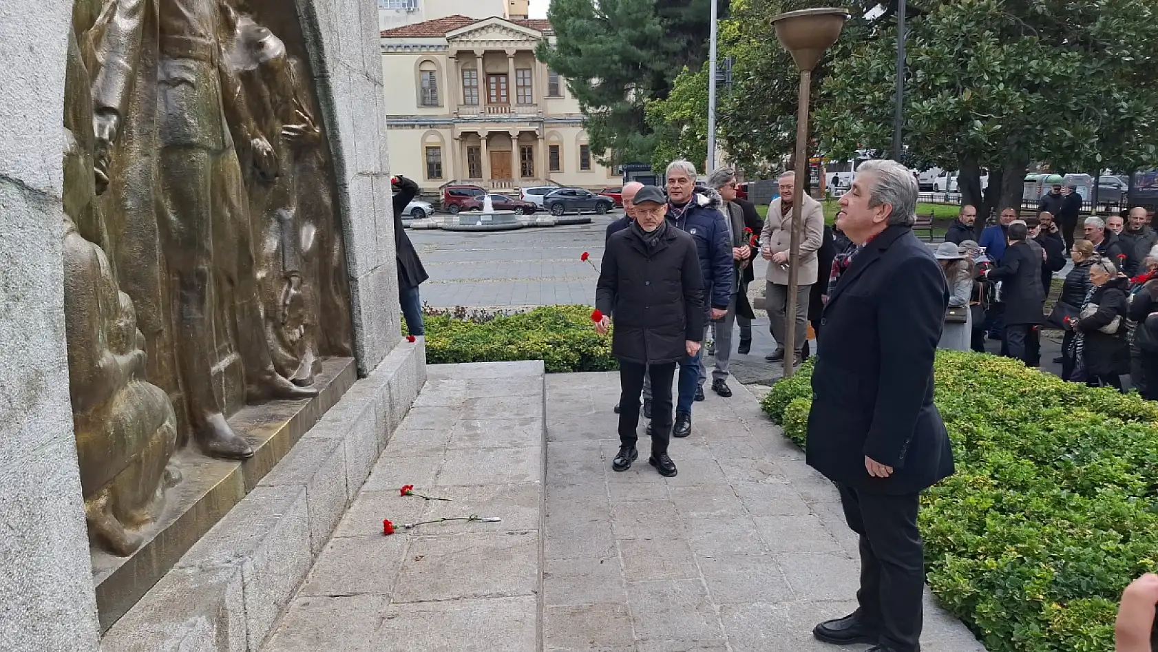 Samsun'da Atatürk Anıtına karanfiller bırakıldı