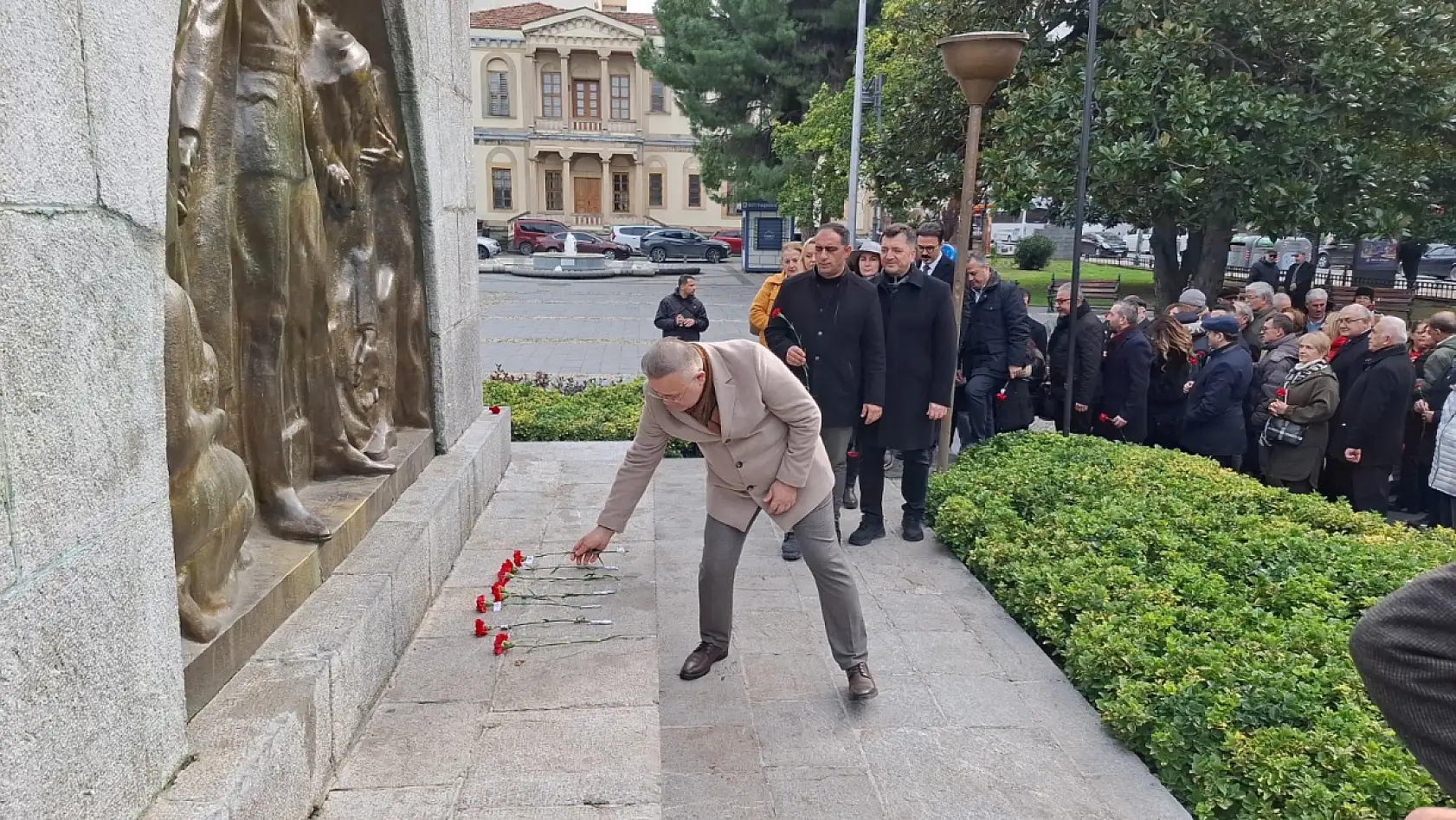 Samsun'da Atatürk Anıtına karanfiller bırakıldı