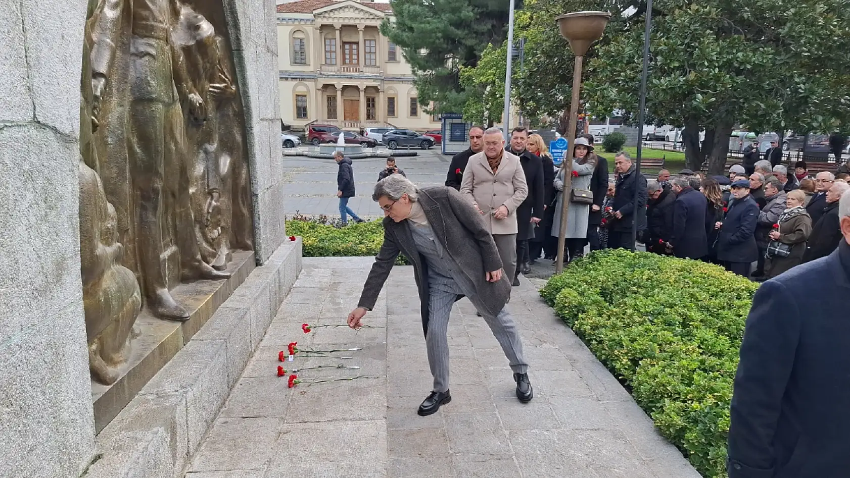 Samsun'da Atatürk Anıtına karanfiller bırakıldı