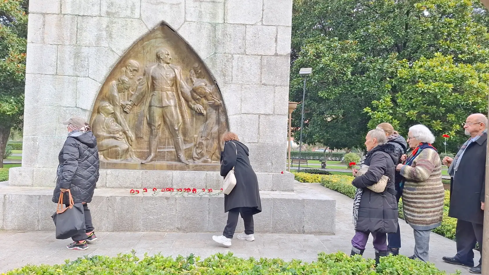 Samsun'da Atatürk Anıtına karanfiller bırakıldı