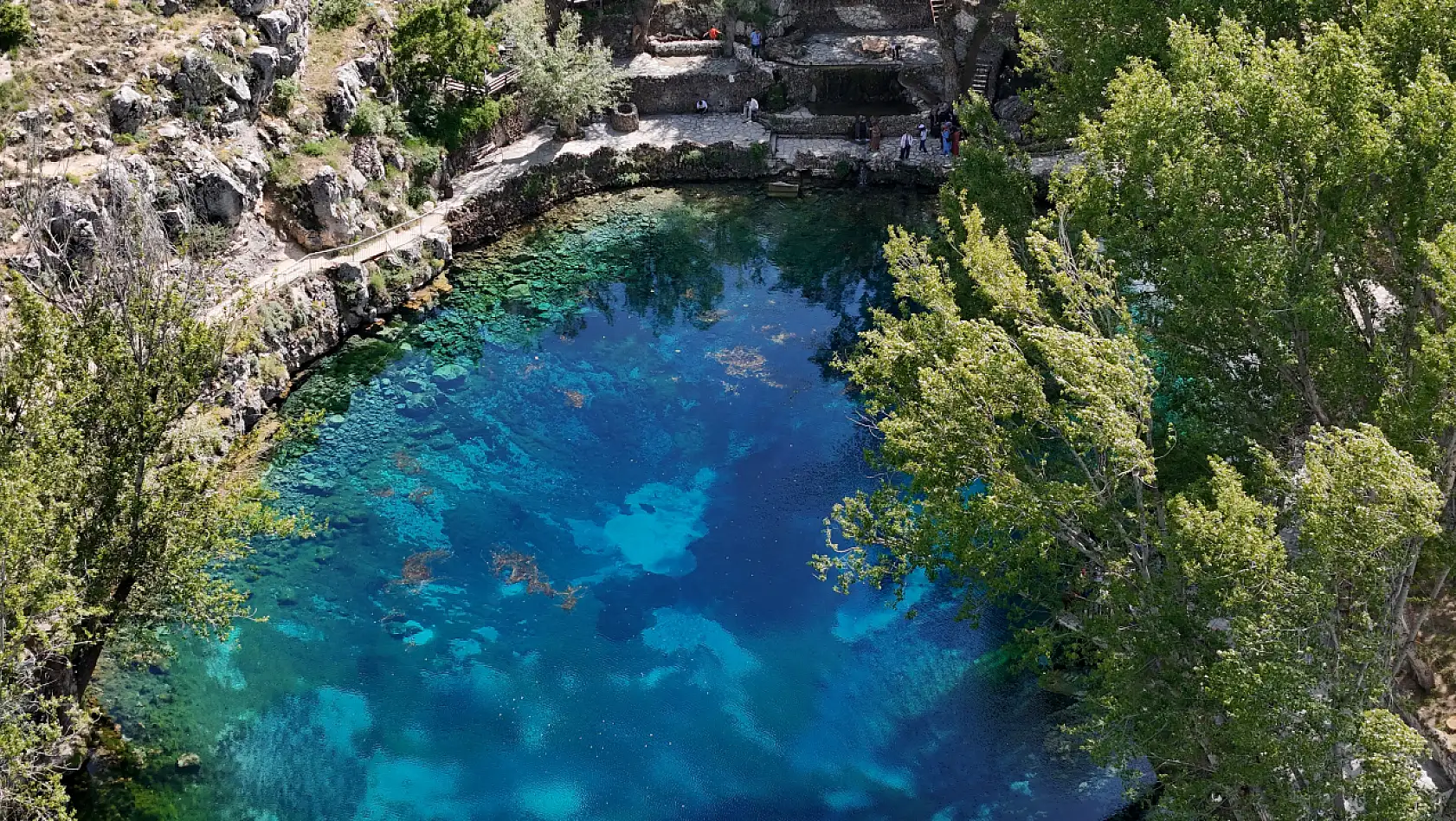 Gökpınar Gölü turkuaz tonu ile dikkat çekiyor