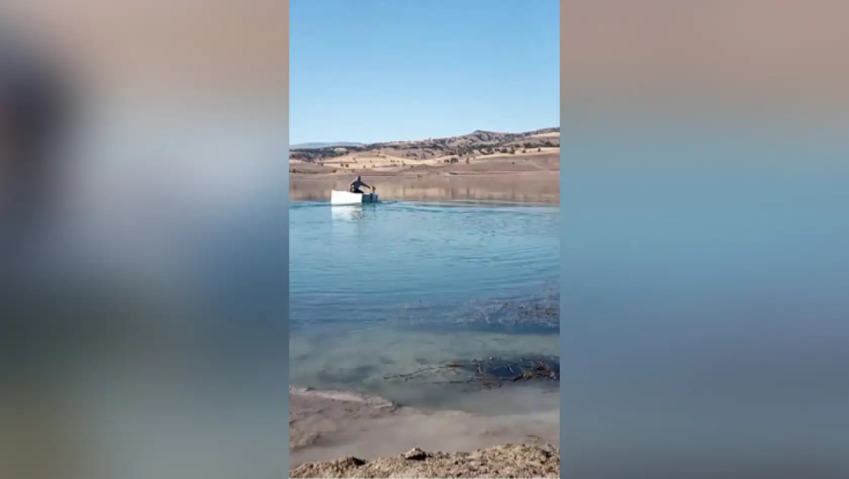 Hurda buzdolaplarından kayık yaptı, barajda turlamaya başladı!