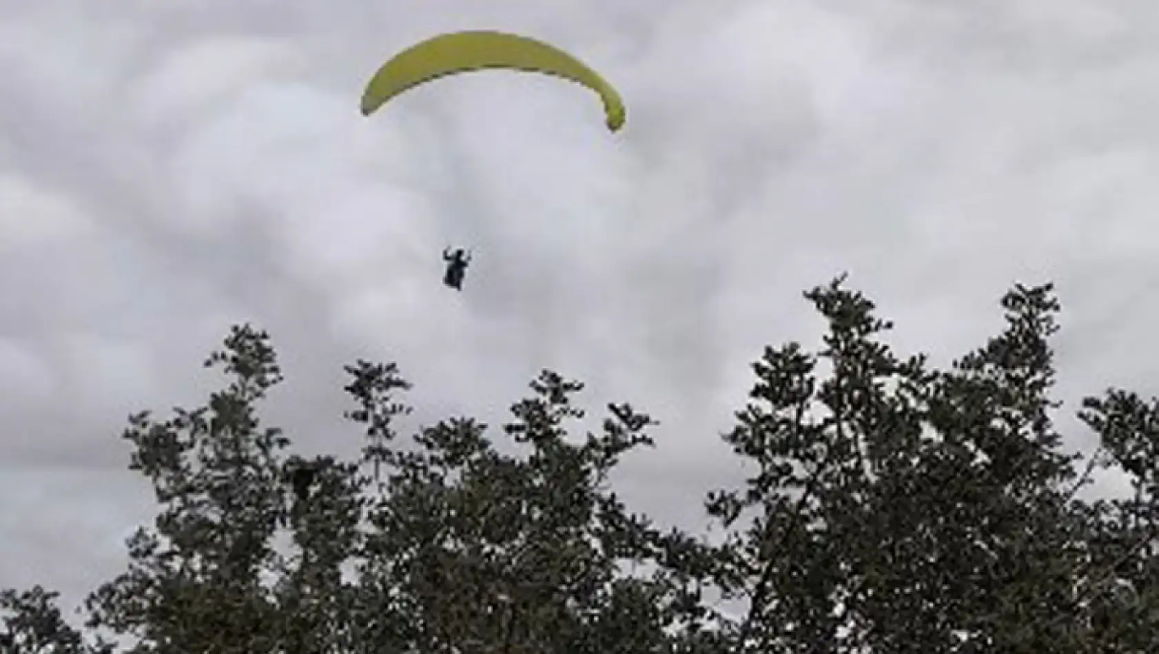 Yamaç Paraşütçüsü İşçilerin Çay Davetini Havada Alıp Yerde Kabul Etti