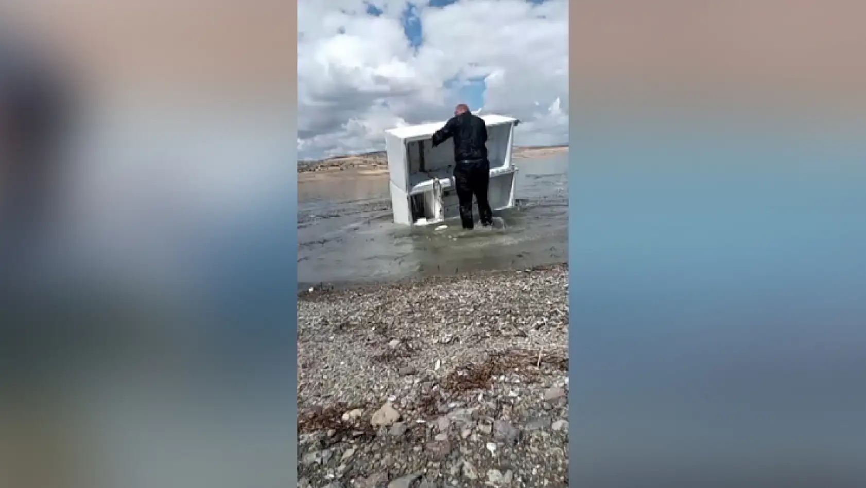 Hurda buzdolaplarından kayık yaptı, barajda turlamaya başladı!