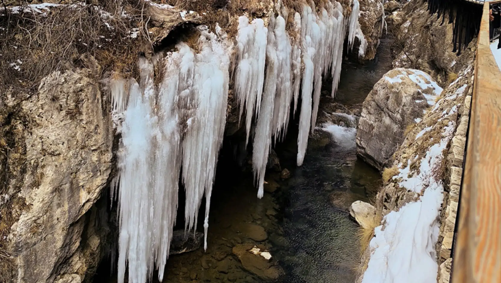 Şuğul Kanyonu'nda dev buz sarkıtları oluştu