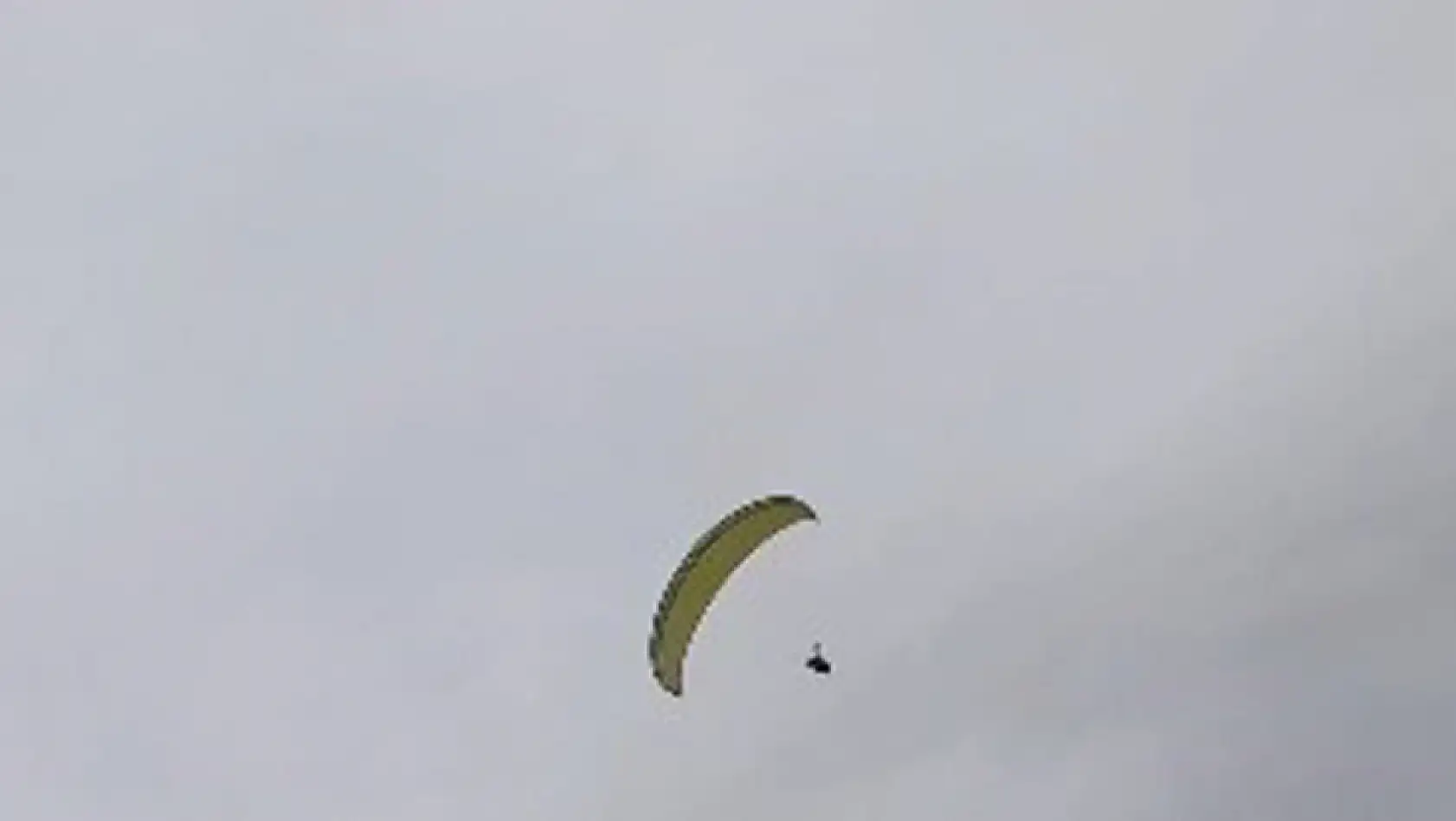 Yamaç Paraşütçüsü İşçilerin Çay Davetini Havada Alıp Yerde Kabul Etti