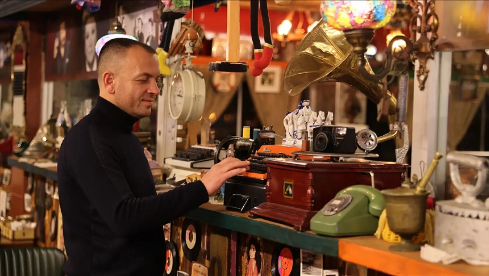 Dedesinden kalan sefer tası, restoranı antika müzesine dönüştürdü