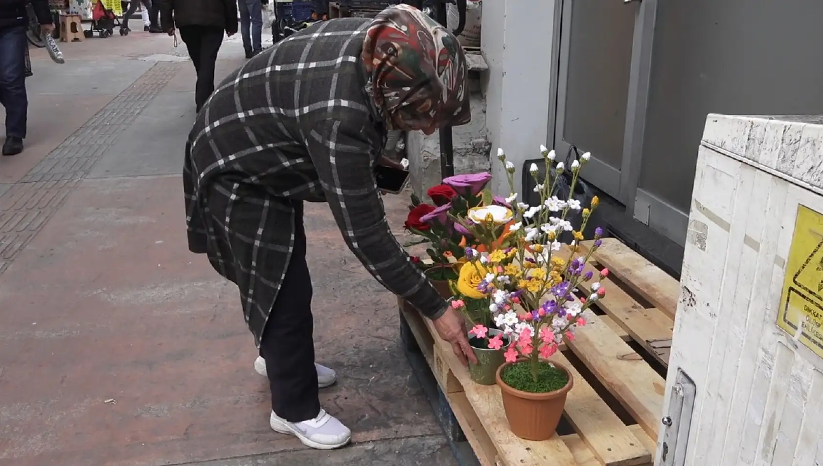 İlmek ilmek solmayan çiçekler örüyor