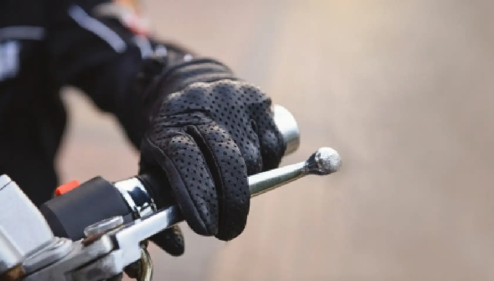 Bisiklet, motosiklet ve traktör kullananlara eldiven ve gözlük zorunluluğu