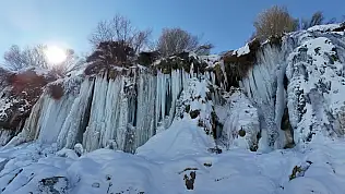 Erzincan'da doğa dondu, Girlevik Şelalesi buz kesti