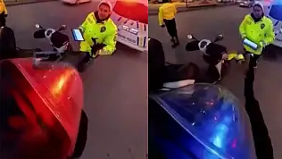 Trafik Polisi, Üşüyen Kuryeye Elini Uzattı