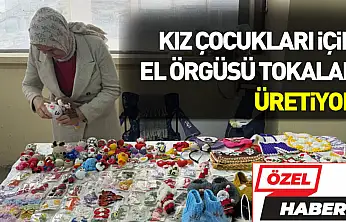 Ev hanımı Korkmaz, kız çocukları için el örgüsü tokalar üretiyor