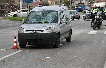 Kırmızı ışık ihlali yapan bisikletliye otomobil çarptı