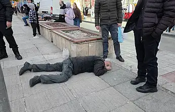 Meydandaki Bankta Fenalaştı, Dakikalarca Hareketsiz Kaldı