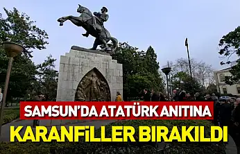 Samsun'da Atatürk Anıtına karanfiller bırakıldı