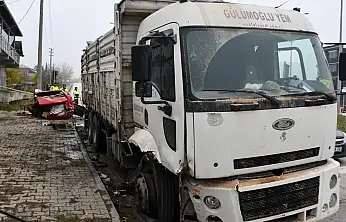 Samsun'da Kamyon ile Otomobil Çarpıştı: 4 Yaralı