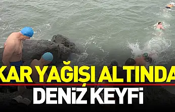 Kar Yağışı Altında Deniz Keyfi