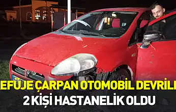 Samsun'da refüje çarpan otomobil devrildi: 2 kişi hastanelik oldu