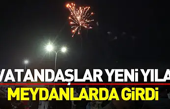 Samsun'da vatandaşlar yeni yıla meydanlarda girdi
