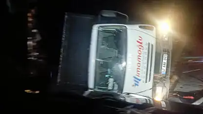 Sinop'ta rüzgarın etkisiyle devrilen tırın sürücüsü yaralandı