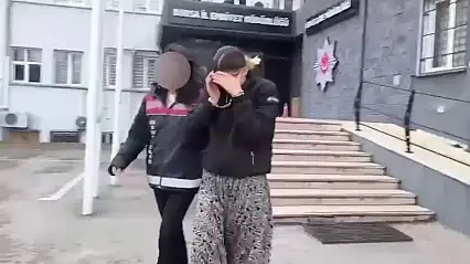 107 suç kaydı olan kadın hırsız, polis baskınında baza altında yakalandı