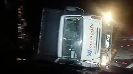 Sinop'ta rüzgarın etkisiyle devrilen tırın sürücüsü yaralandı