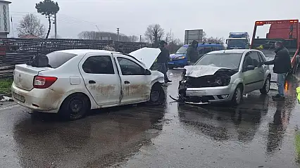 Üç aracın karıştığı kaza'da 6 kişi yaralandı